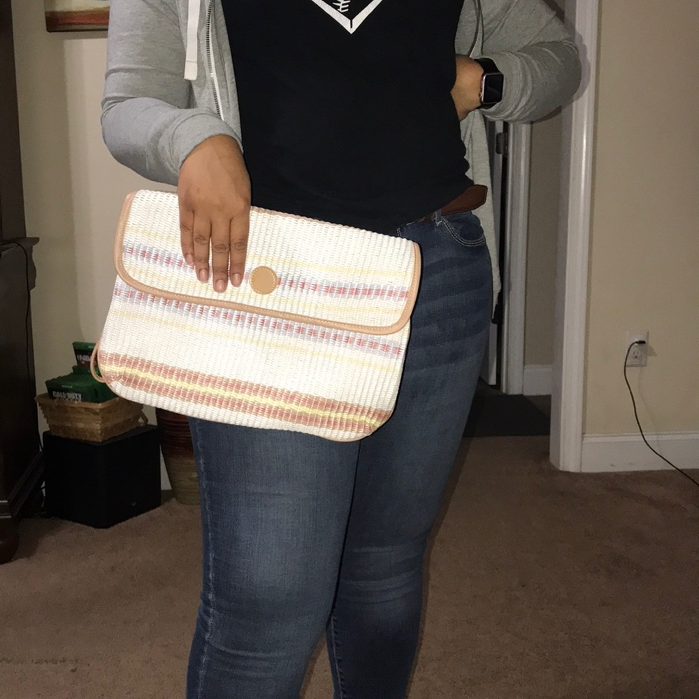 NWT- OVERSIZED STRAW “BEACH” CLUTCH WITH STRAP